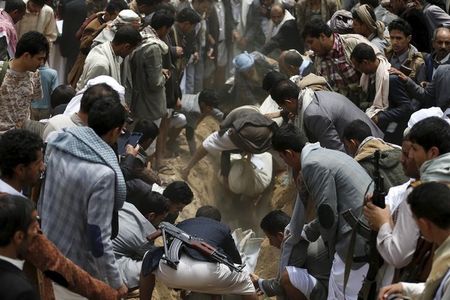 سكان: غارة جوية للتحالف تقتل نحو 30 مدنيا باليمن