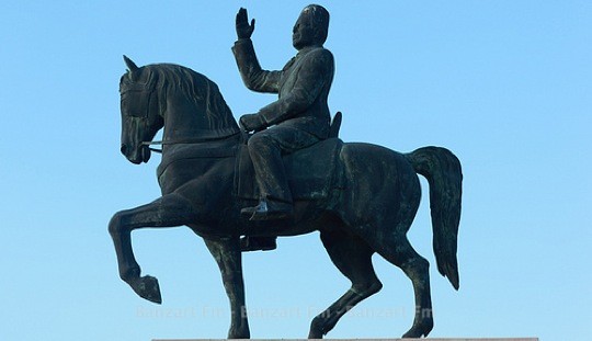تمثال الزعيم الراحل الحبيب بورقيبة