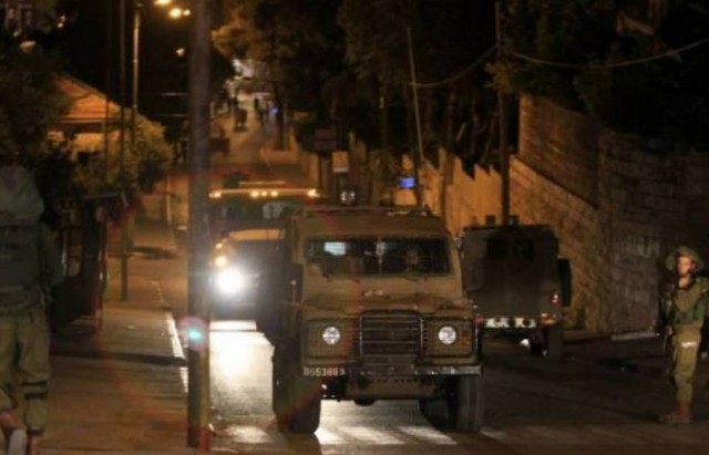 قوات-الاحتلال-الإسرائيلي-اثناء-اقتحامها-مقر-النيابة-العامة-في-مدينة-الخليل-بالضفة-الغربية-